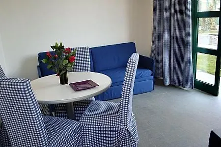 Sleeps 4 Pool Wifi Apartment *